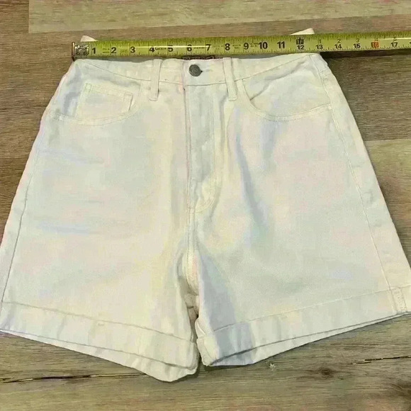 Guess vintage high waisted cream shorts - Picture 3 of 3